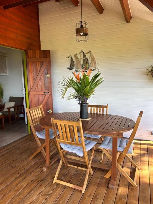 Bungalow, Gite Les Fleurs Du Colibri Bouillante Εξωτερικό φωτογραφία